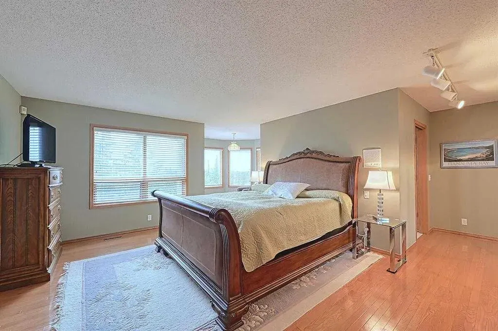 115 Strathaven Circle SW