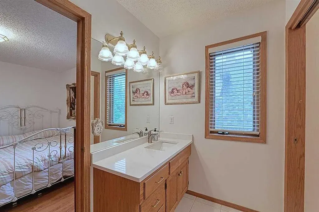 115 Strathaven Circle SW