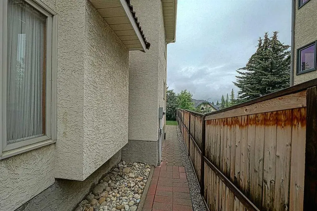 115 Strathaven Circle SW