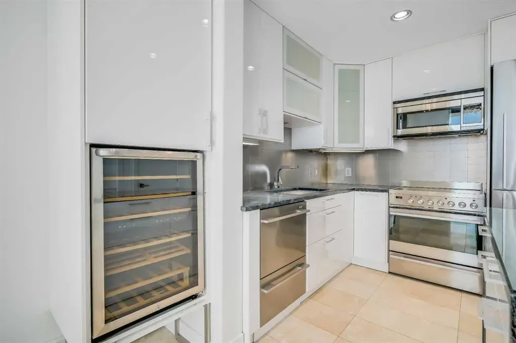 55 Spruce Place SW, #2004