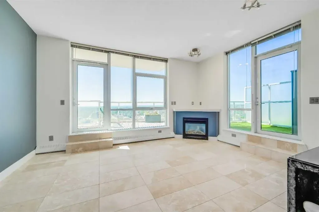 55 Spruce Place SW, #2004