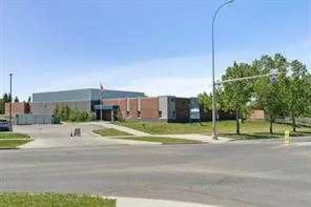 77 Midpark Drive SE