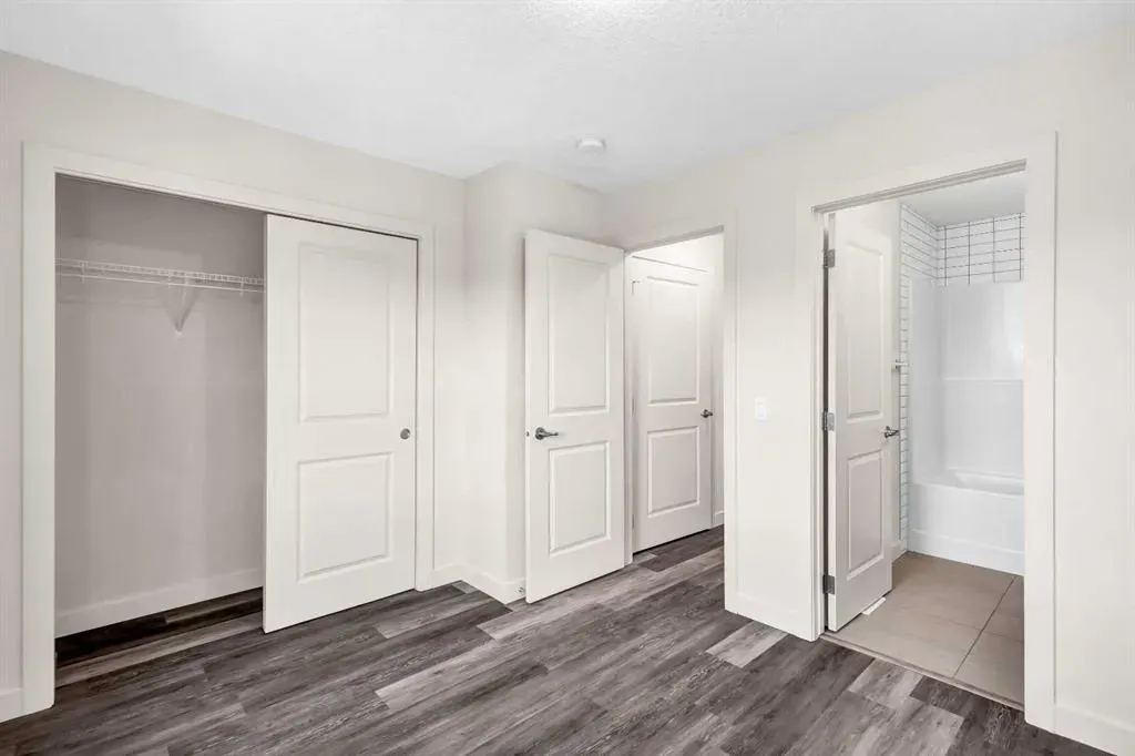 11 Evanscrest Mews NW, #208