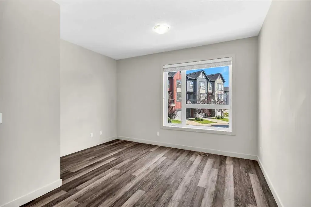 11 Evanscrest Mews NW, #208