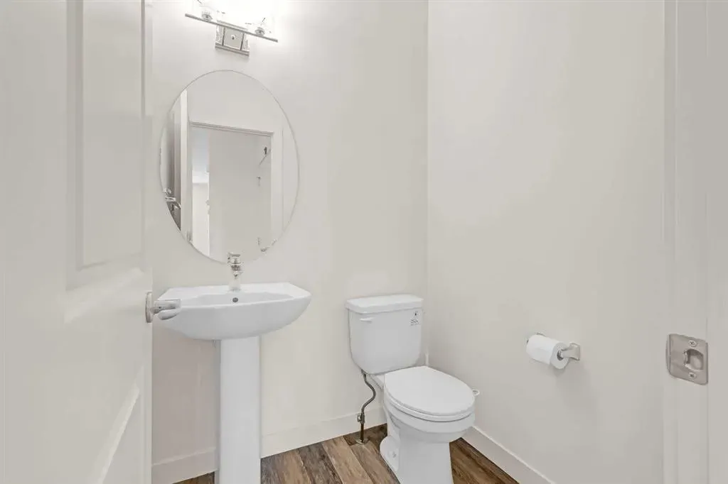 11 Evanscrest Mews NW, #208