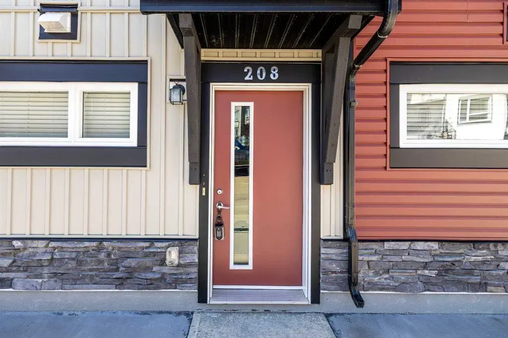 11 Evanscrest Mews NW, #208