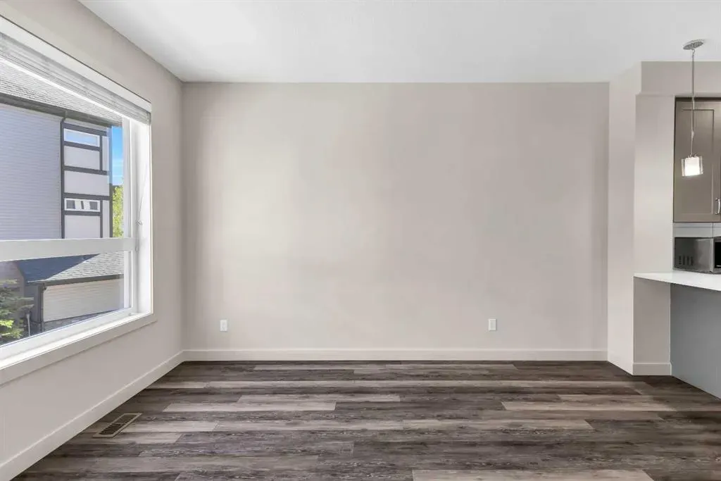11 Evanscrest Mews NW, #208