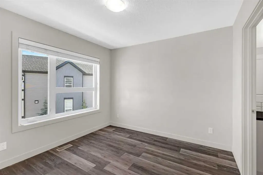 11 Evanscrest Mews NW, #208