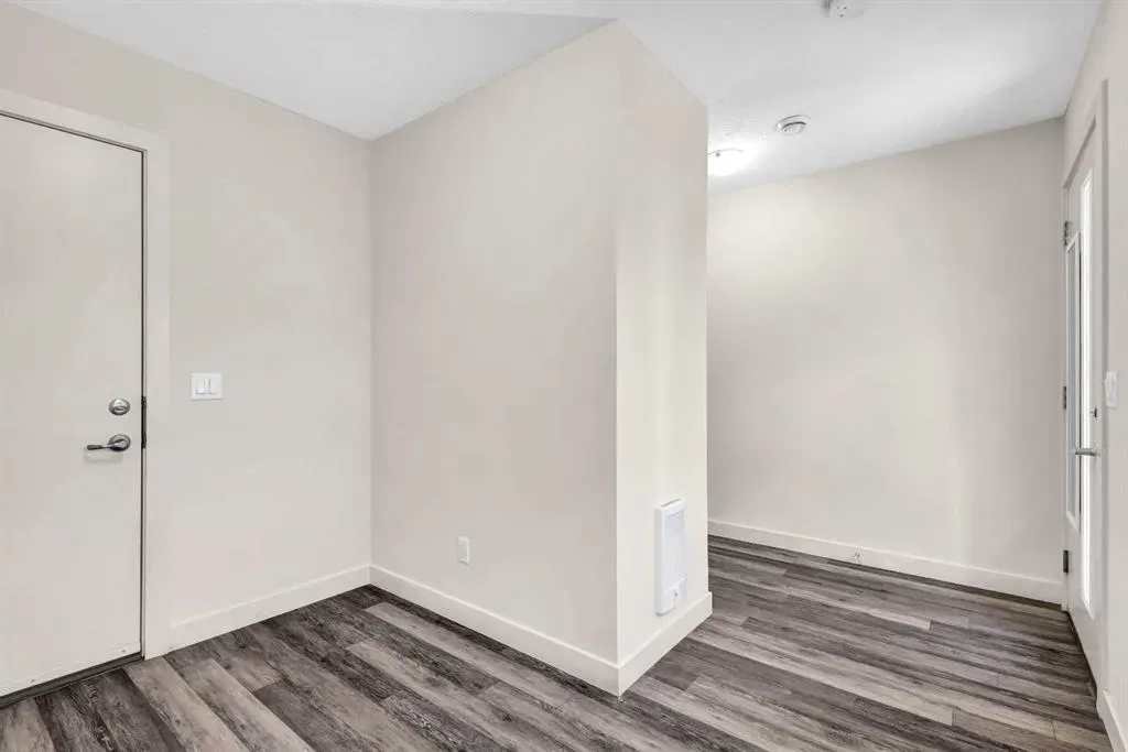 11 Evanscrest Mews NW, #208