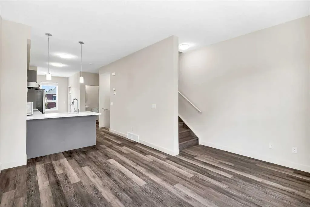 11 Evanscrest Mews NW, #208