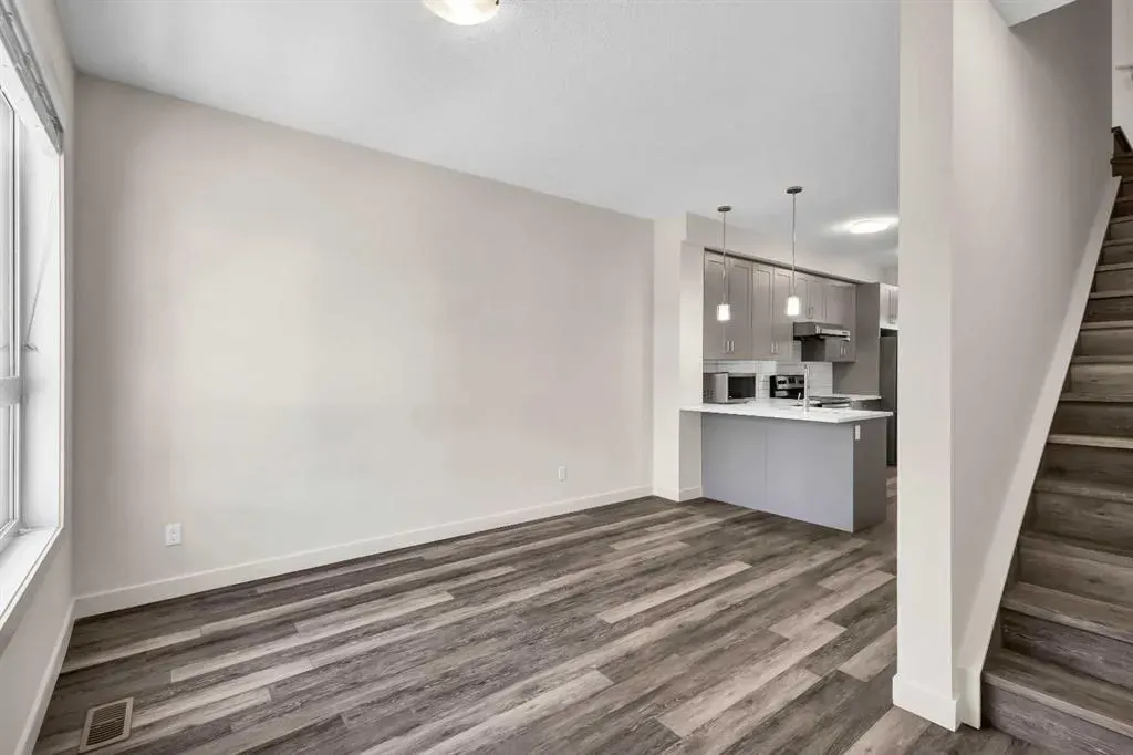 11 Evanscrest Mews NW, #208