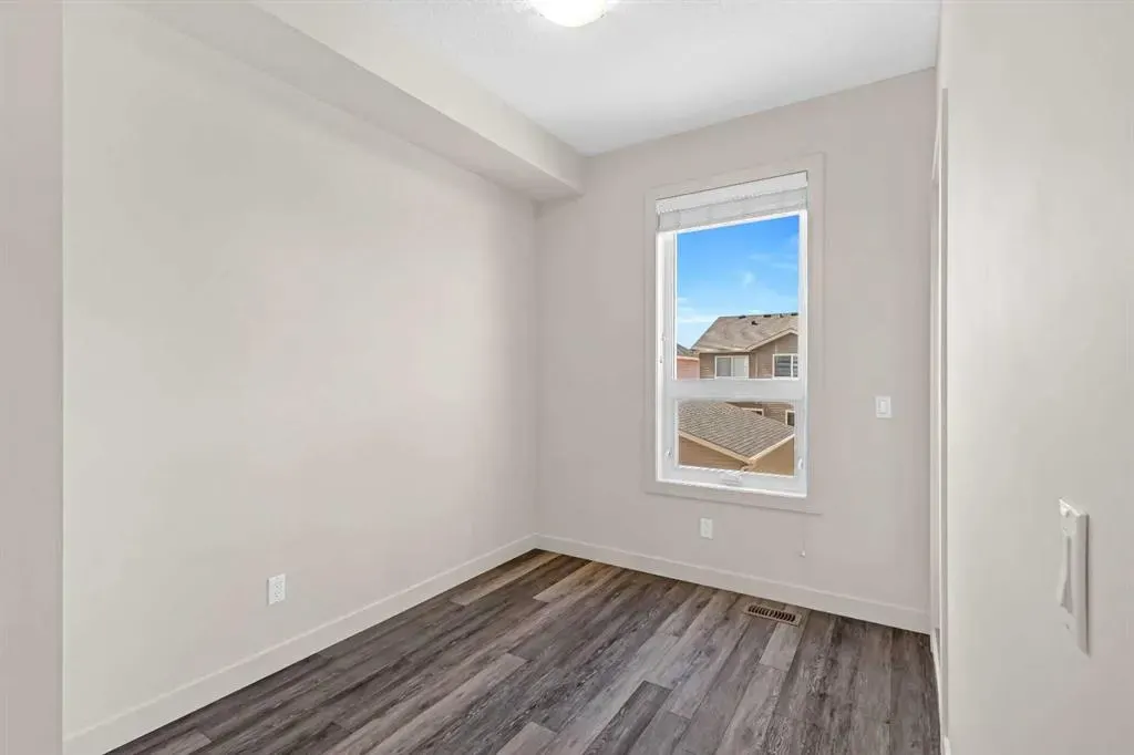 11 Evanscrest Mews NW, #208