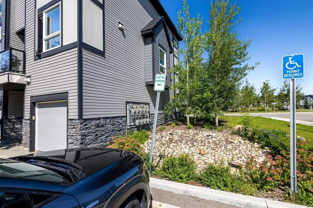 11 Evanscrest Mews NW, #208