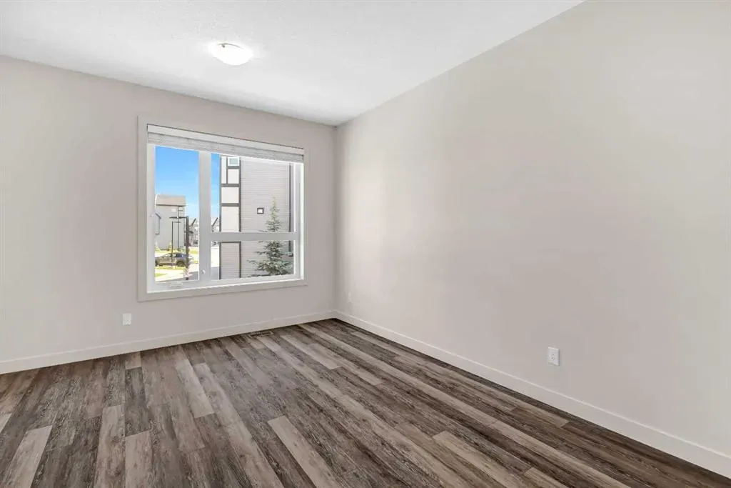 11 Evanscrest Mews NW, #208