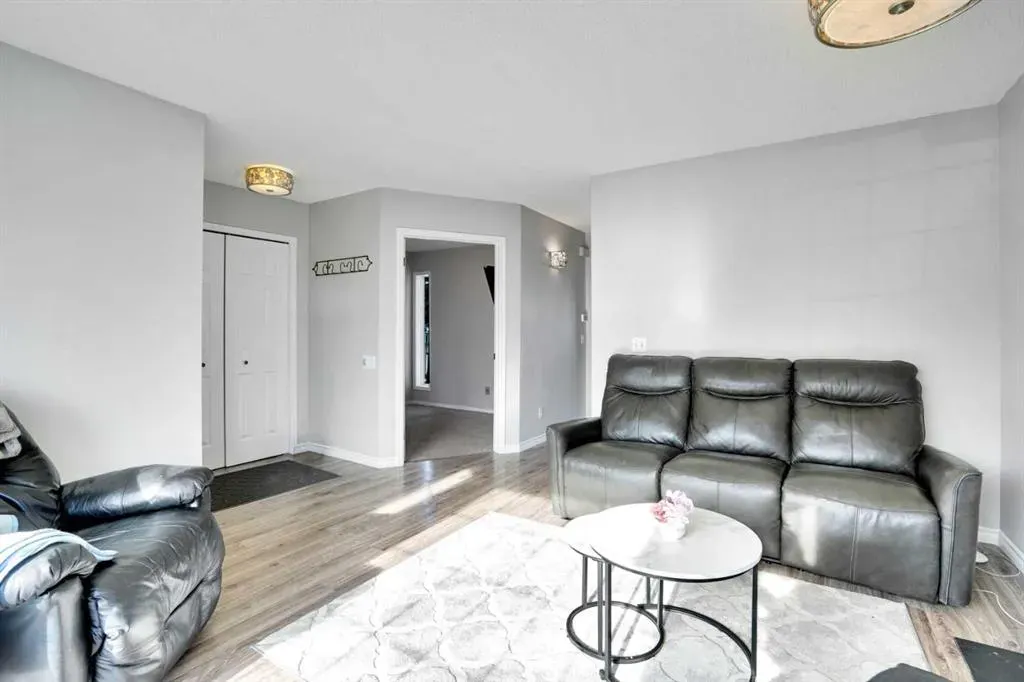8 Woodside Circle NW