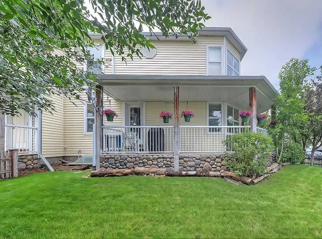 404 Prairie Sound Circle NW