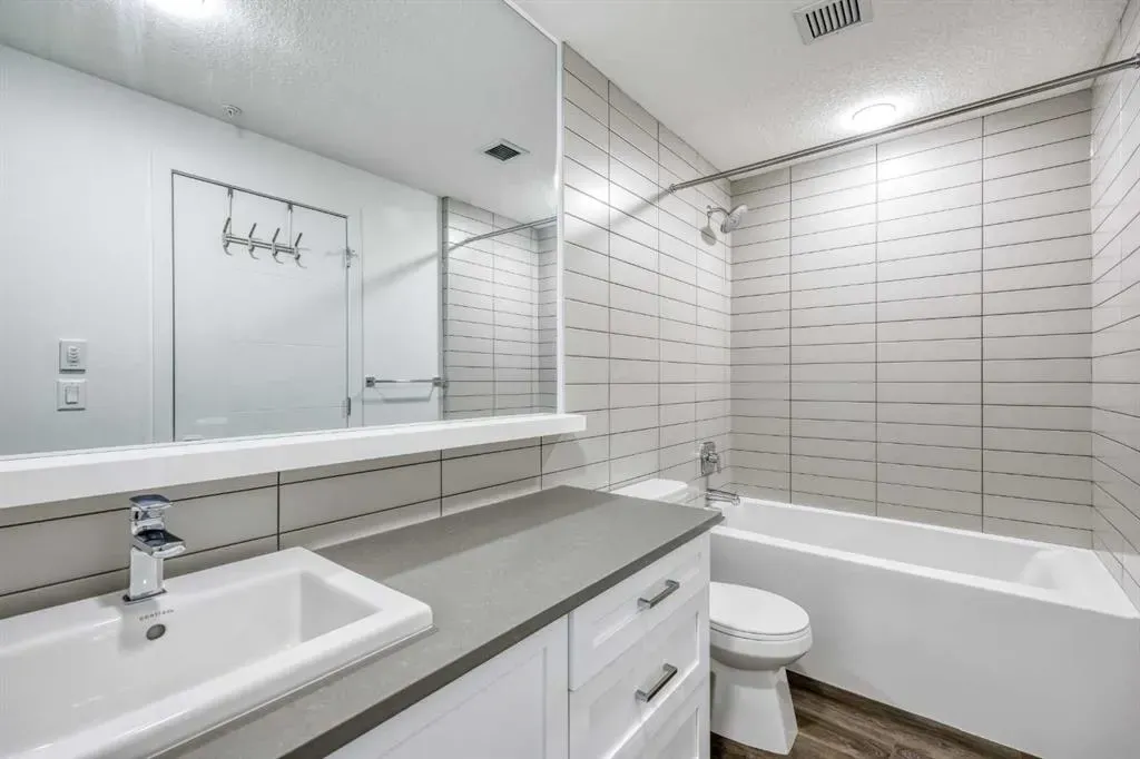 3932 University Avenue NW, #303
