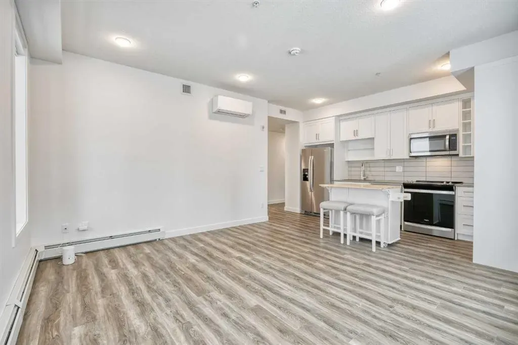 3932 University Avenue NW, #303