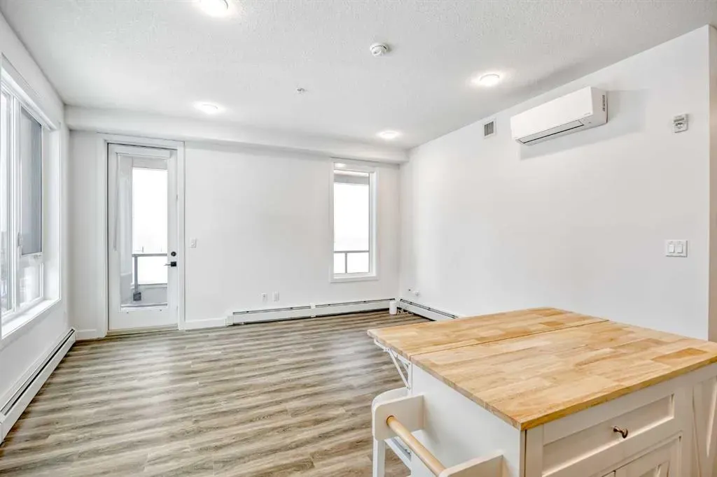 3932 University Avenue NW, #303