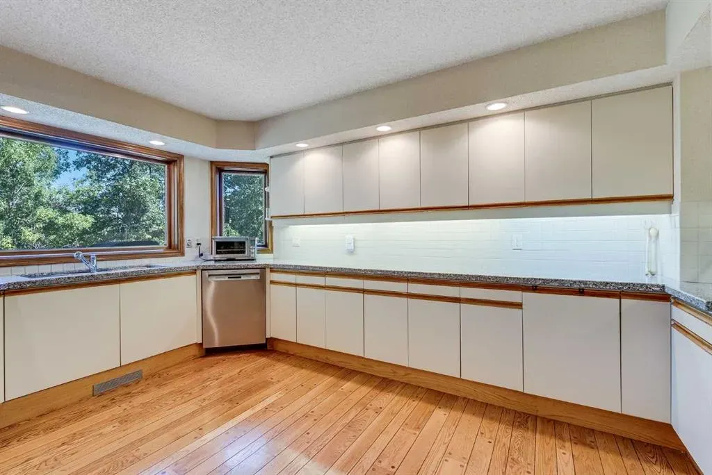 279 Canterville Drive SW