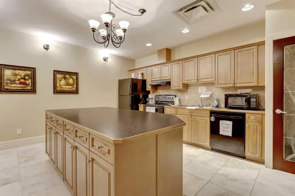 1718 14 Avenue NW, #809