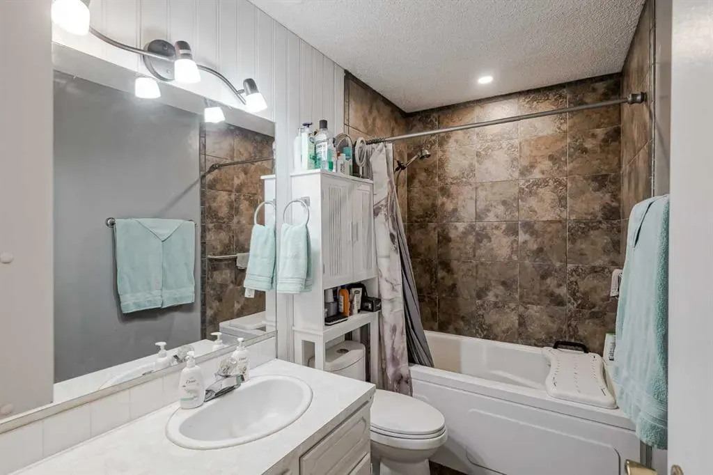 563 Deerpath Court SE