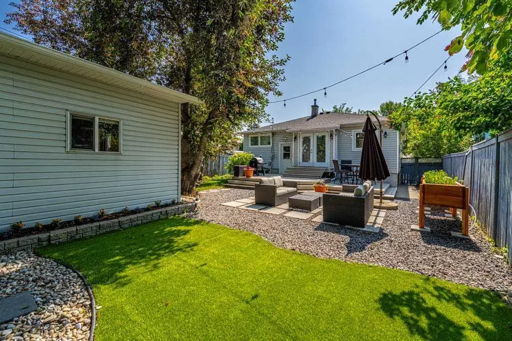 1921 Mountview Crescent NE