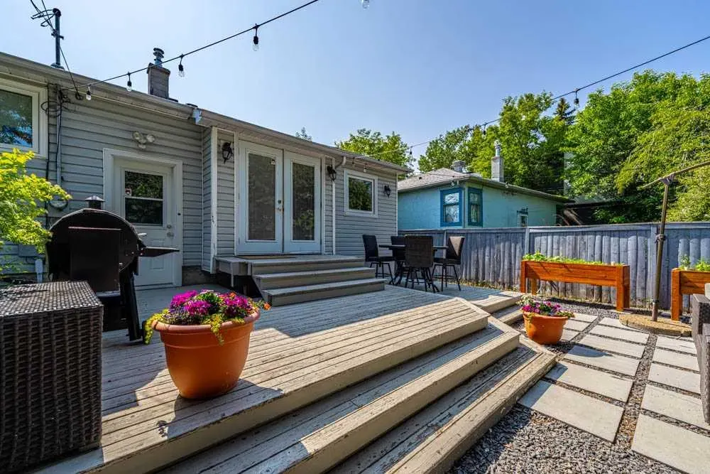 1921 Mountview Crescent NE