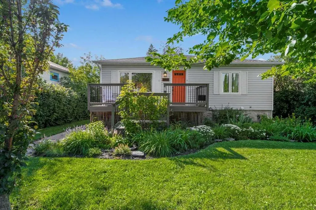 1921 Mountview Crescent NE
