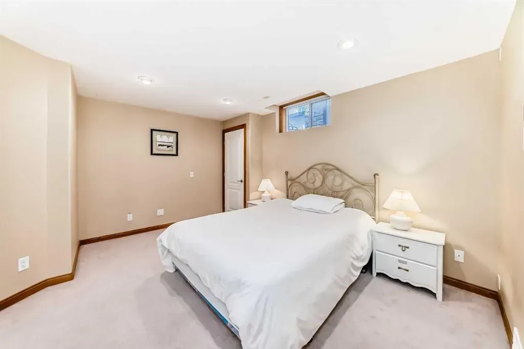 40 Royal Highland Court NW