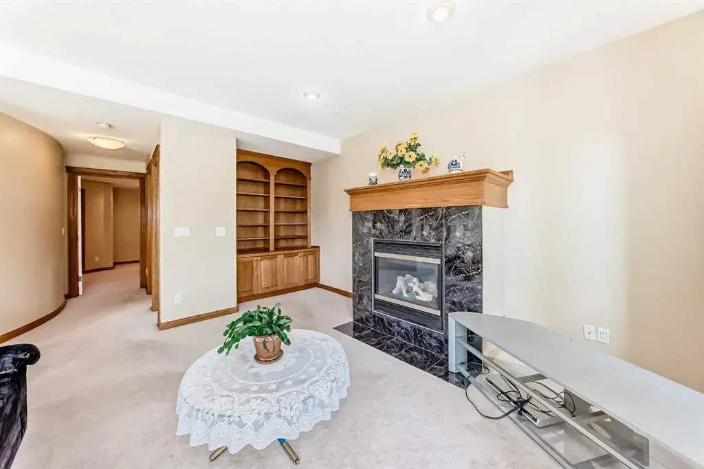 40 Royal Highland Court NW