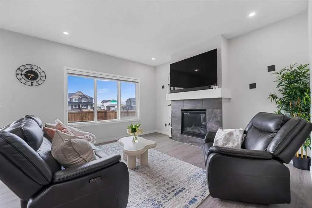 205 Legacy Reach Crescent SE