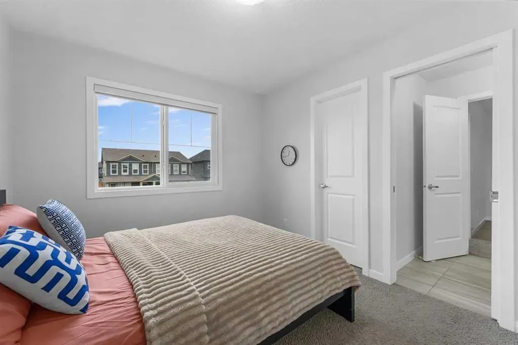 205 Legacy Reach Crescent SE