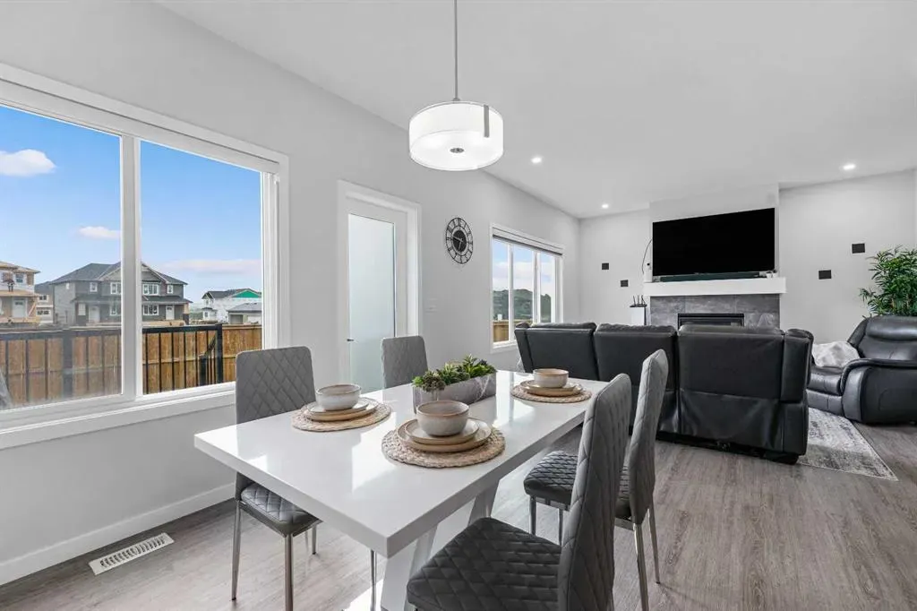205 Legacy Reach Crescent SE