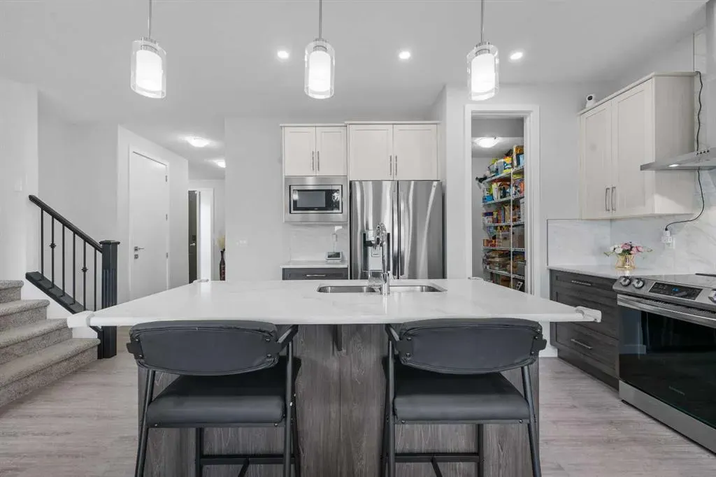 205 Legacy Reach Crescent SE
