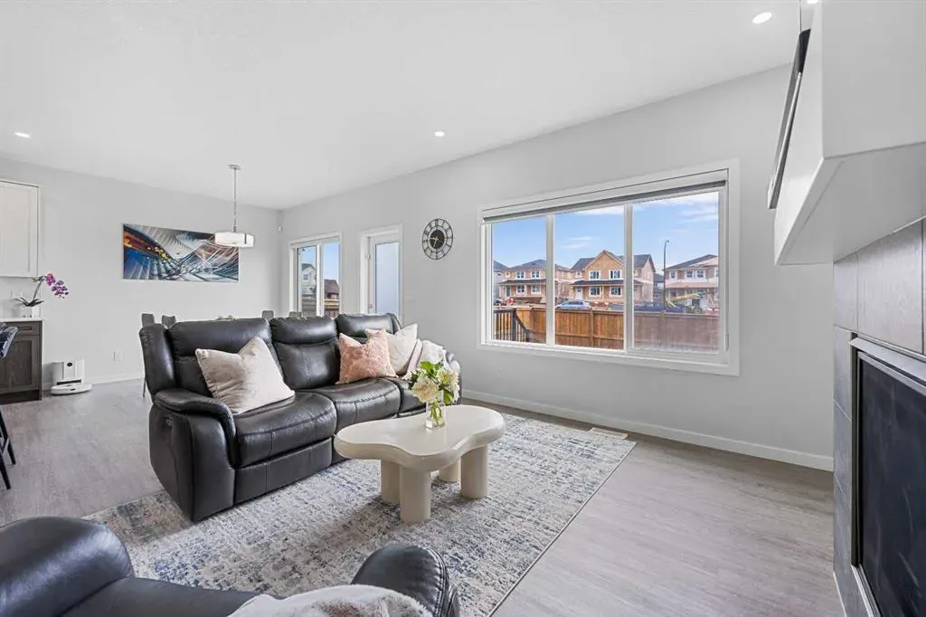 205 Legacy Reach Crescent SE