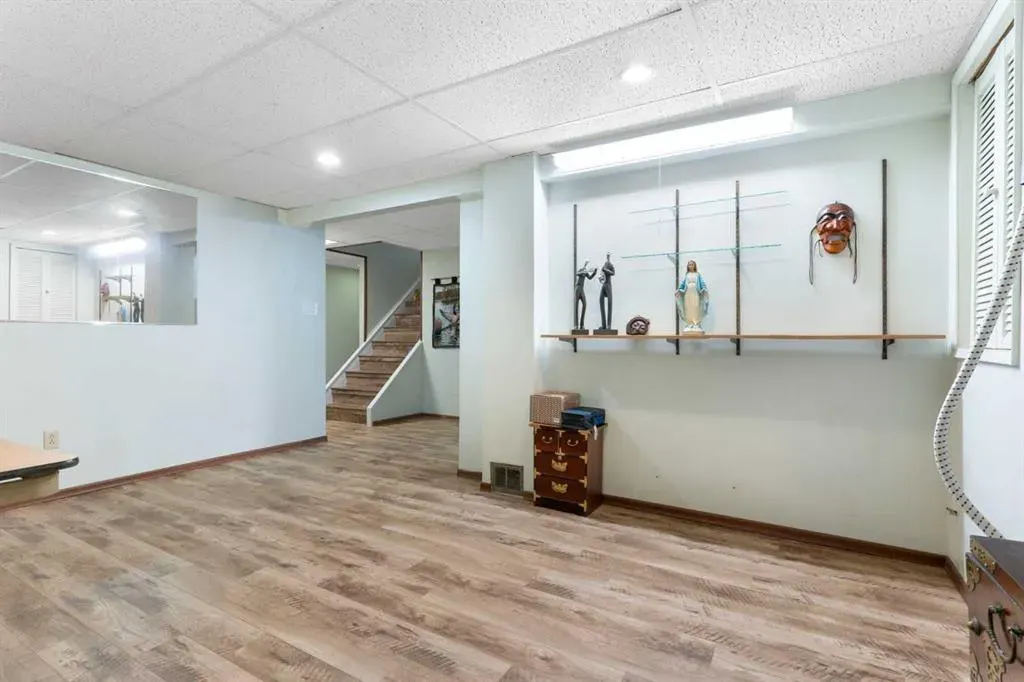 87 Hillgrove Drive SW