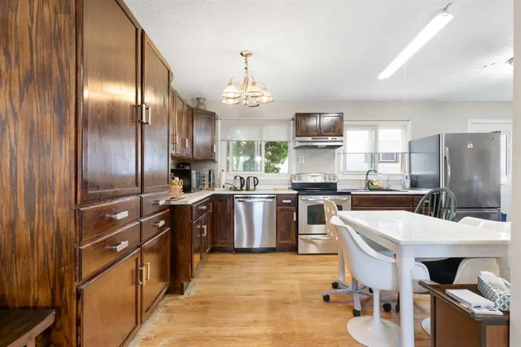 87 Hillgrove Drive SW