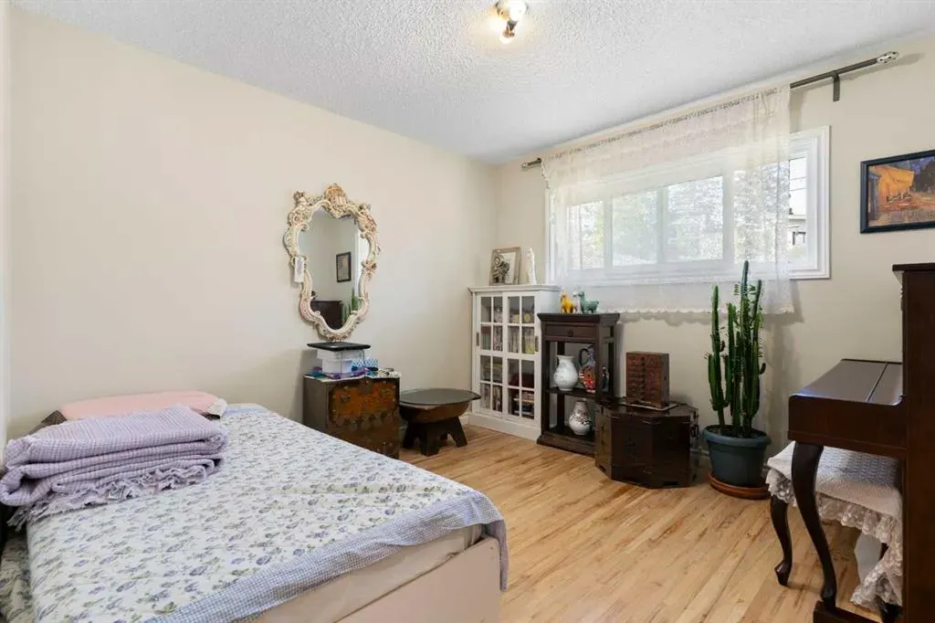 87 Hillgrove Drive SW