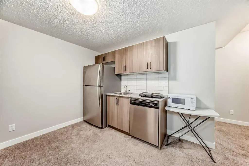 221 Midgrove Mews SW