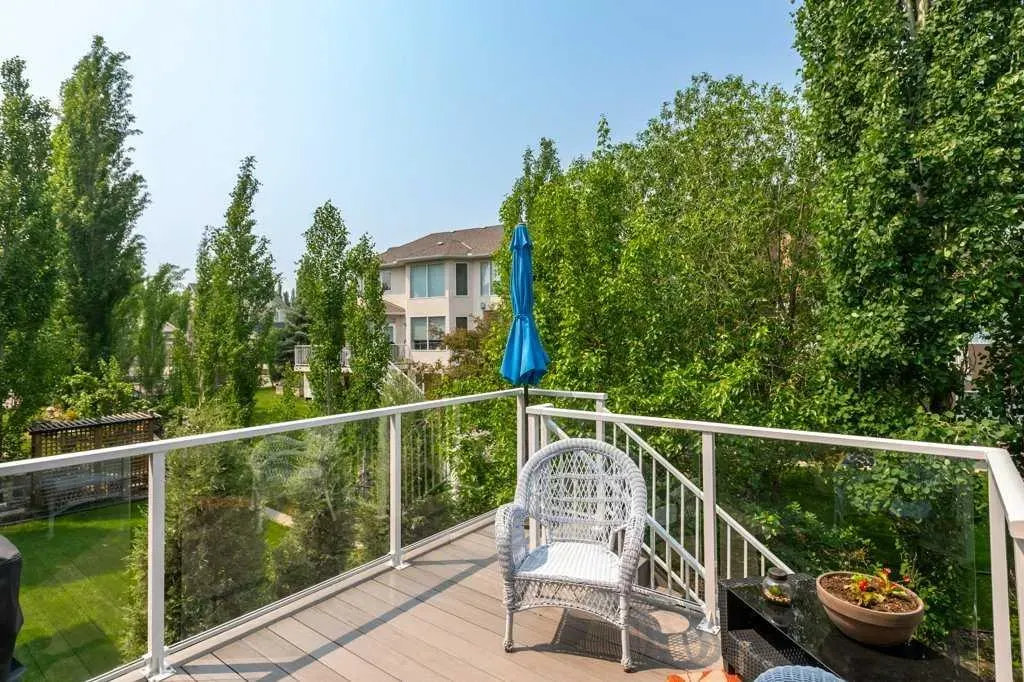 242 Discovery Ridge Bay SW