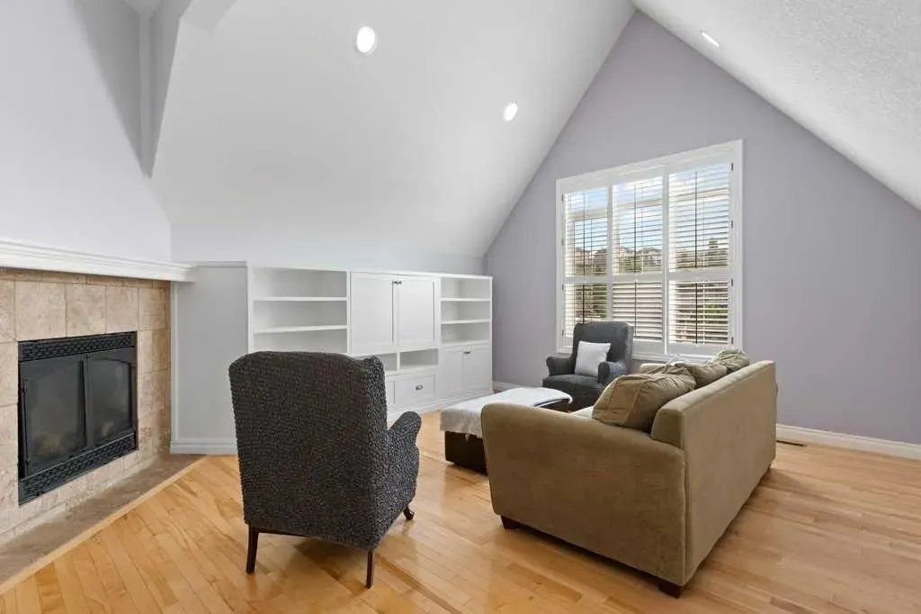 242 Discovery Ridge Bay SW
