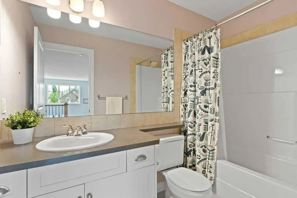 242 Discovery Ridge Bay SW