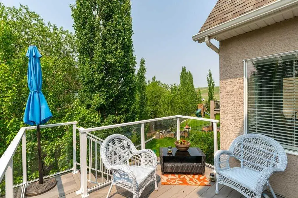 242 Discovery Ridge Bay SW