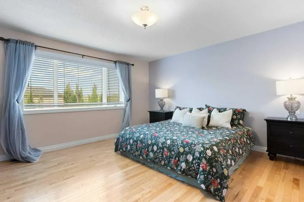 242 Discovery Ridge Bay SW