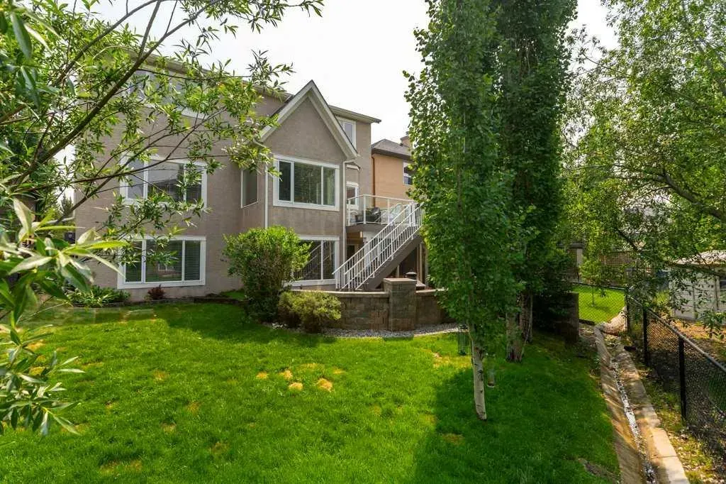 242 Discovery Ridge Bay SW