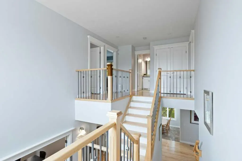 242 Discovery Ridge Bay SW
