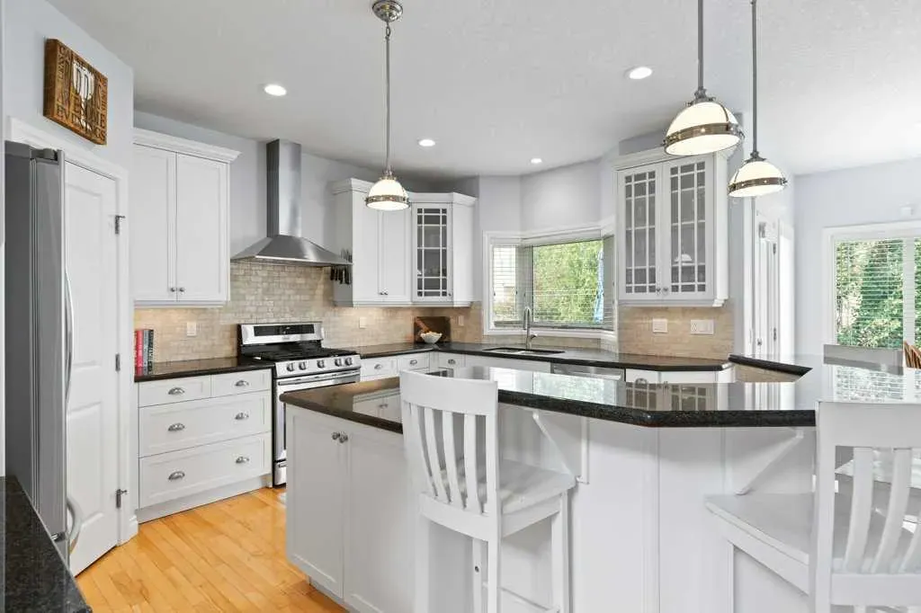 242 Discovery Ridge Bay SW