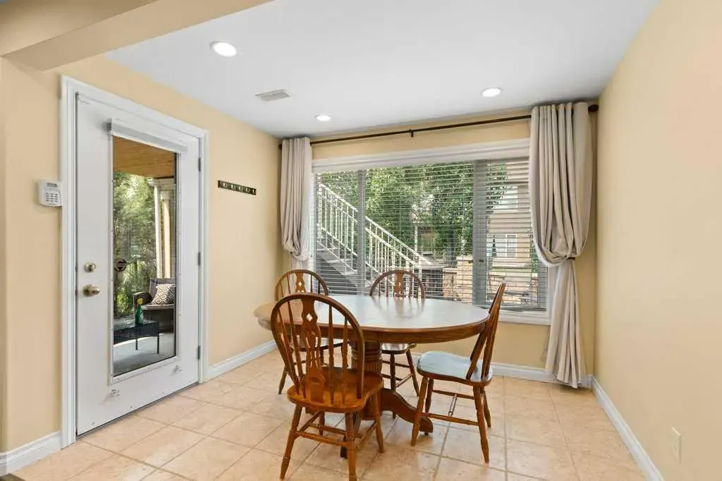 242 Discovery Ridge Bay SW
