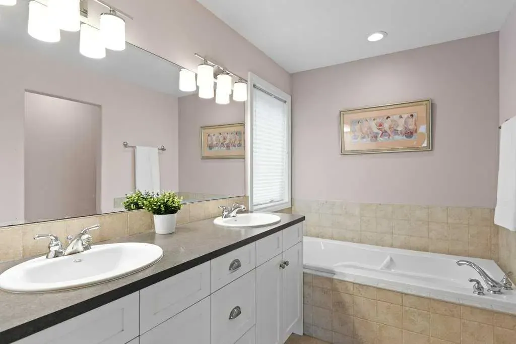 242 Discovery Ridge Bay SW